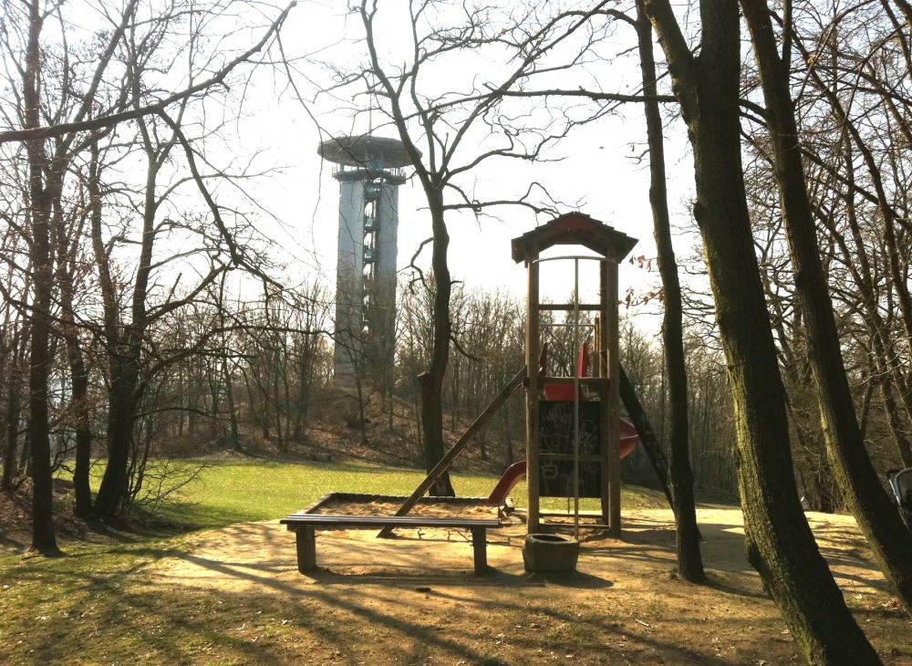 Turm mit Spielplatz