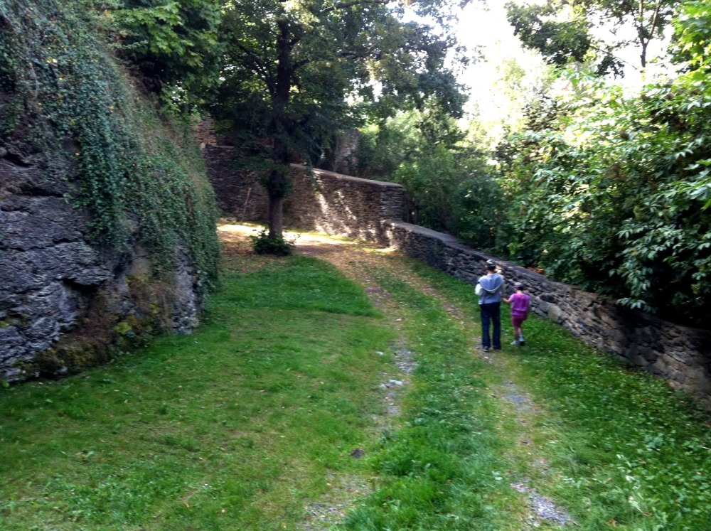 Weg zwischen Burg und Mauer