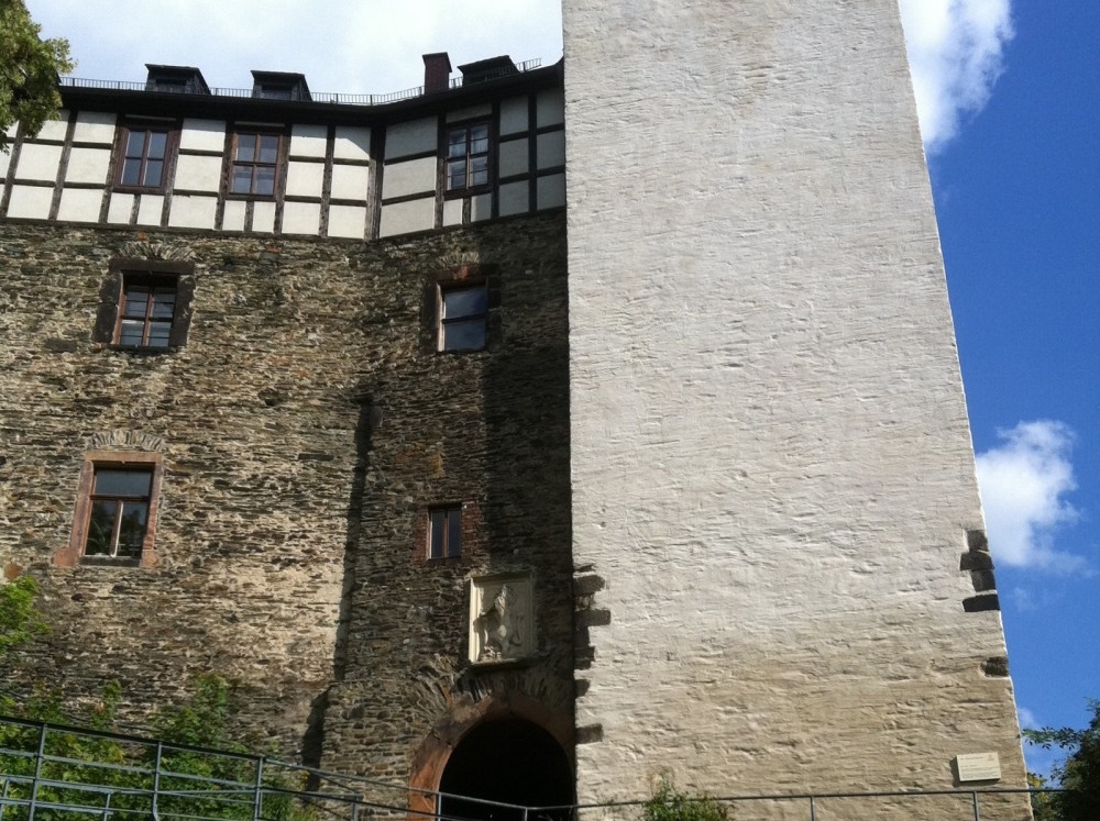 Blick vom Burggraben auf den Turm