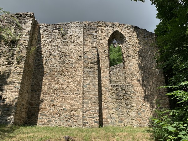 Gothischer Spitzbogen in der Ruinenmauer