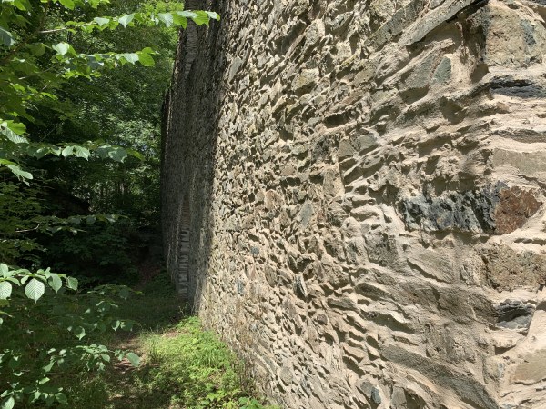Große Steinmauer im Wald