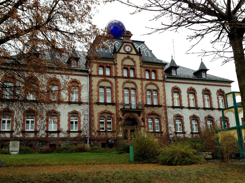 Pausaer Rathaus mit groem Globus auf dem Dach