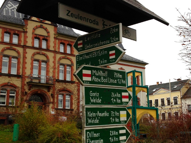 Wegweiser vorm Pausaer Rathaus mit bedeutenden Orten der Umgebung