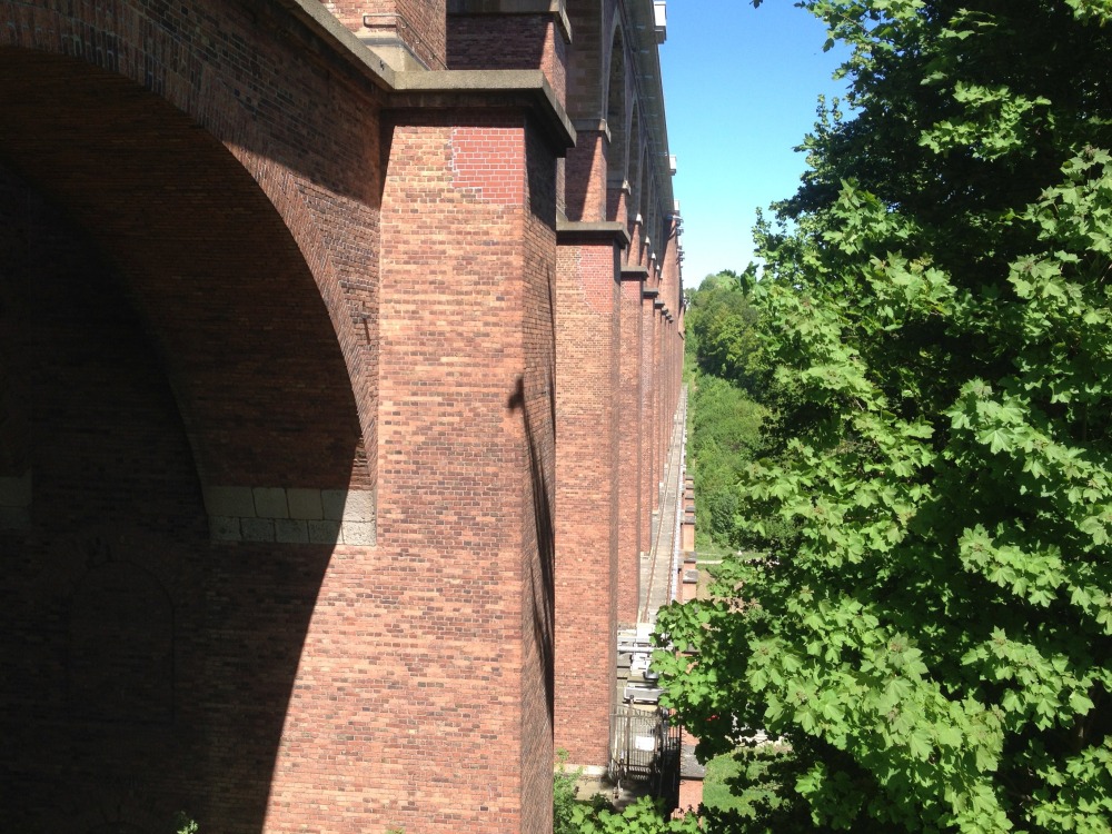 Blick von der Seite auf mittlerer Höhe längs der Gölltzschtalbrücke