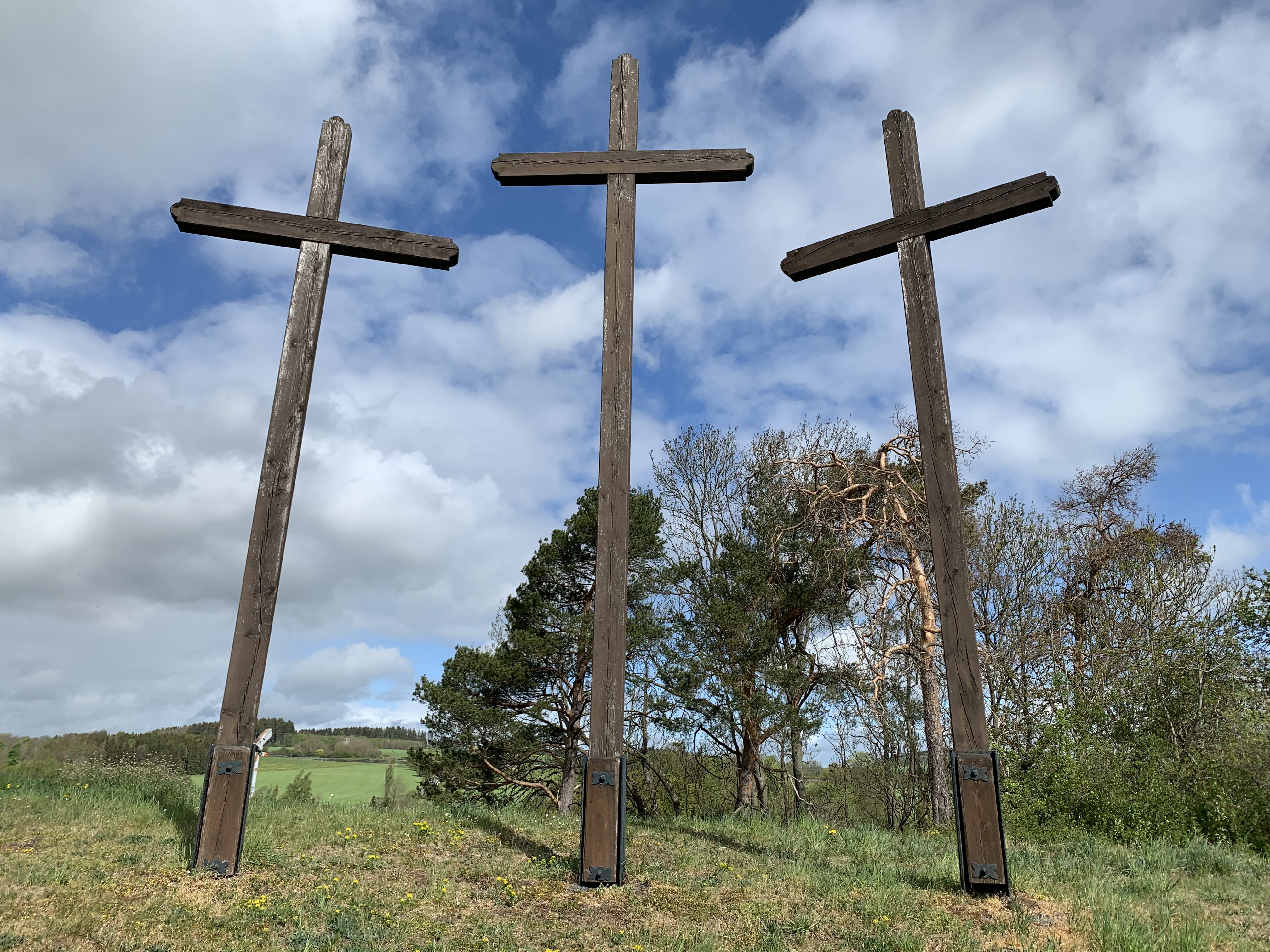 Drei sehr große Kreuze aus Holz
