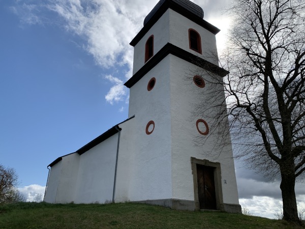 Weiße Kapelle mit Glockenturm