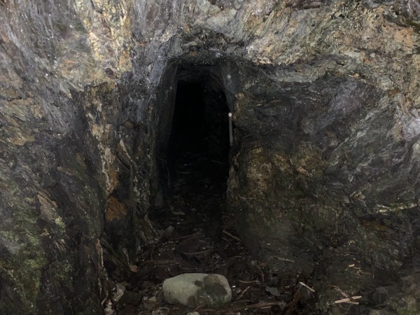 Loch im Stein: Eine Höhle