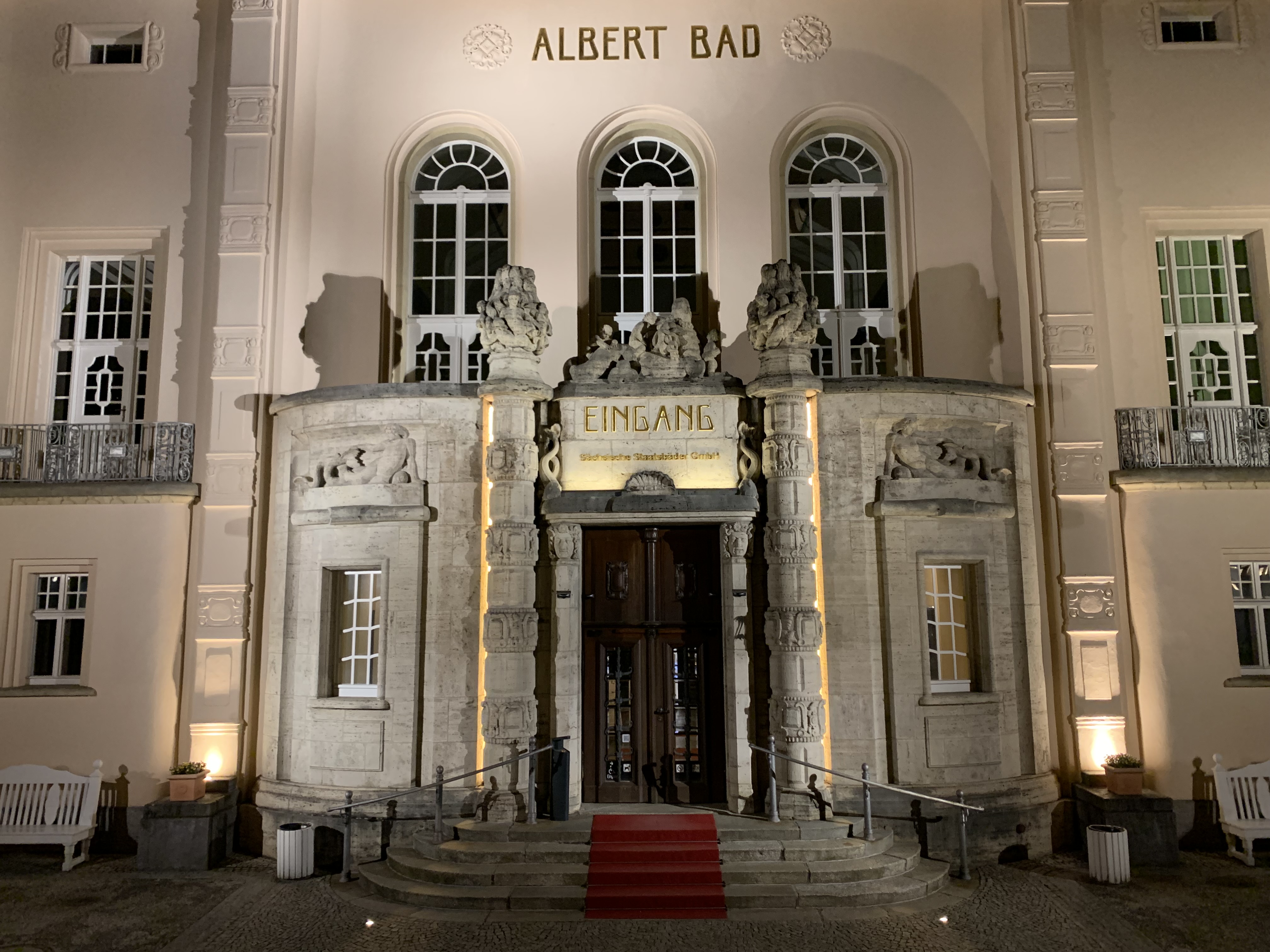 Prunkvoller Eingang vom König Albert Bad in Bad Elster