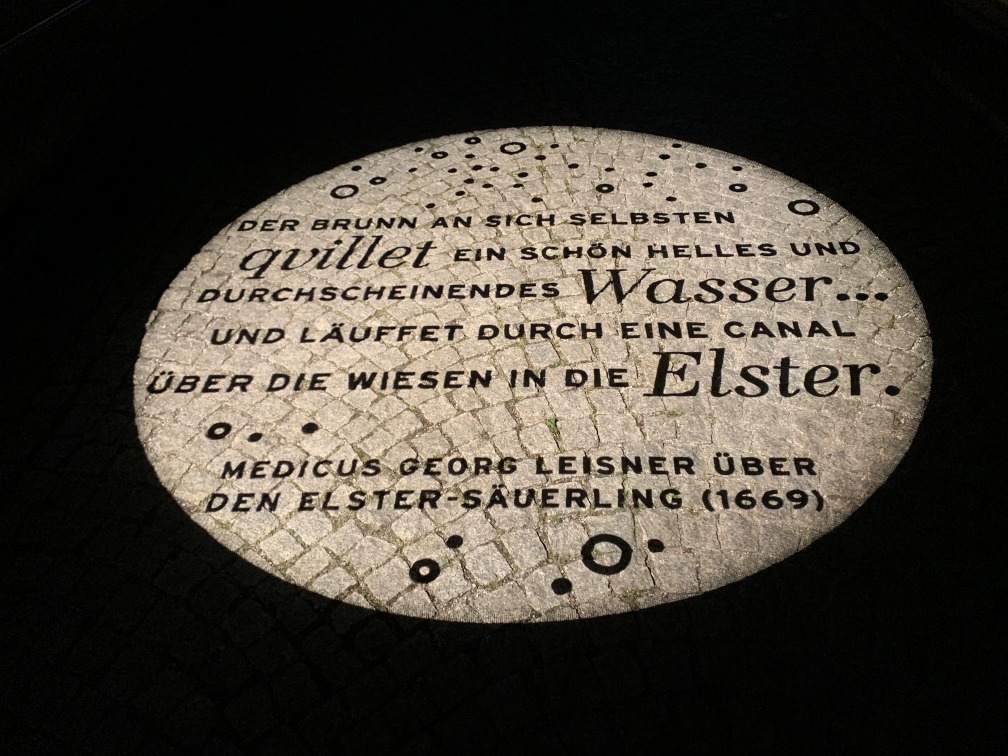 Der Brunn an sich selbsten quillet ein schöne helles und durchscheinendes Wasser... und läufet durch eine Canal über die Wiesen in die Elster. - Medicus Georg Leisner über den Elster-Säuerling (1669)