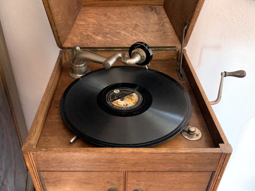 Grammophon in Holzkasten