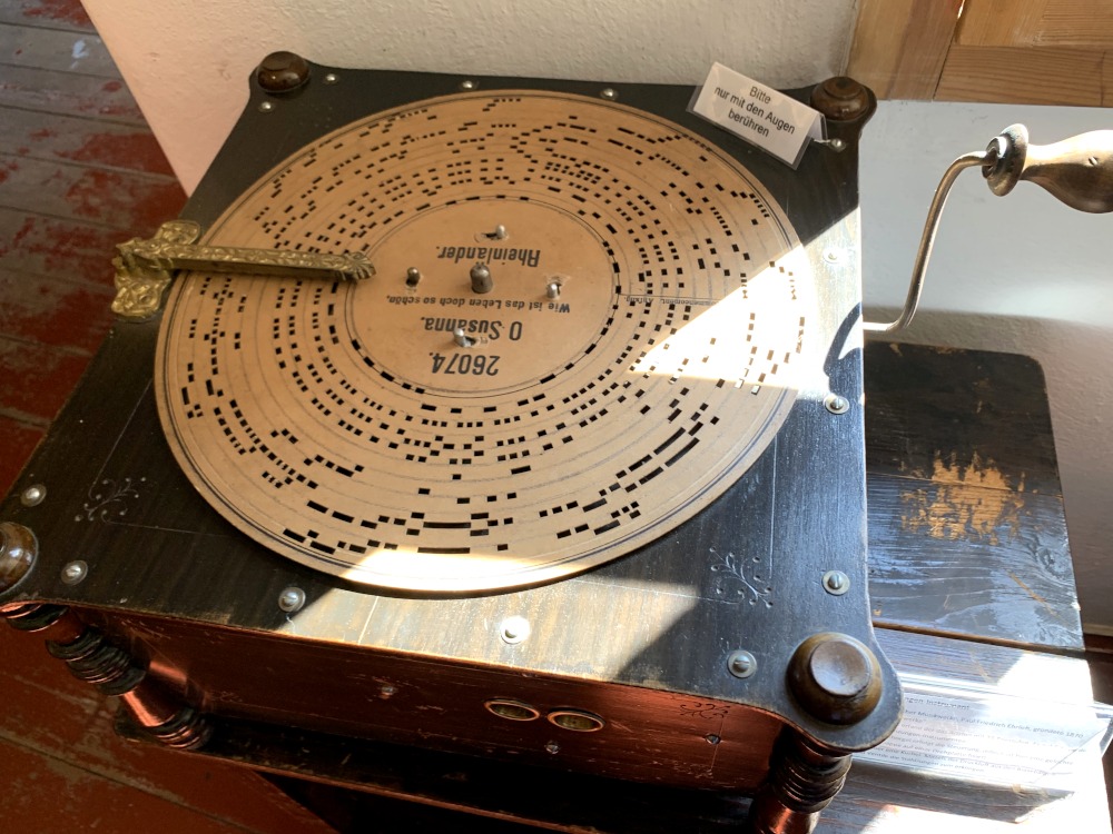 Lochkarte aus Papier mit historischem Abspielgert zur Erzeugung von Klang