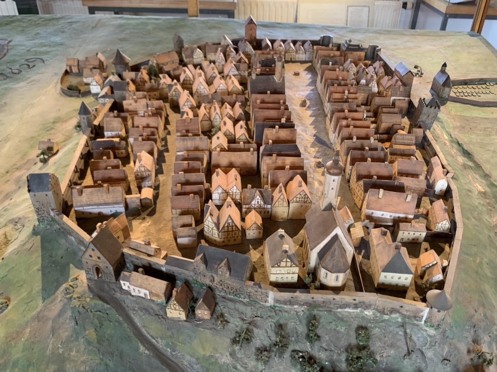 Modellhuser aus Holz - Nachbau der historischen Stadt Adorf mit Stadtmauer als Modell