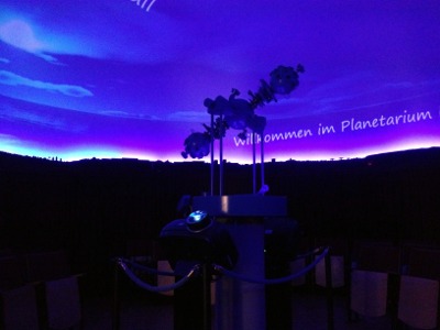 Projektoren im Planetarium unter knstlichem Himmel und Sitzpltze