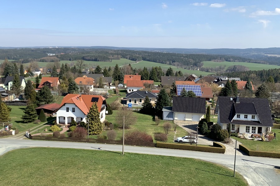 Wohnsiedlung vor Landschaft