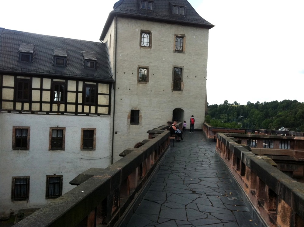 weg auf der Mauer