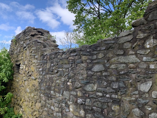 Steinmauer, durch die Witterung von oben angetragen