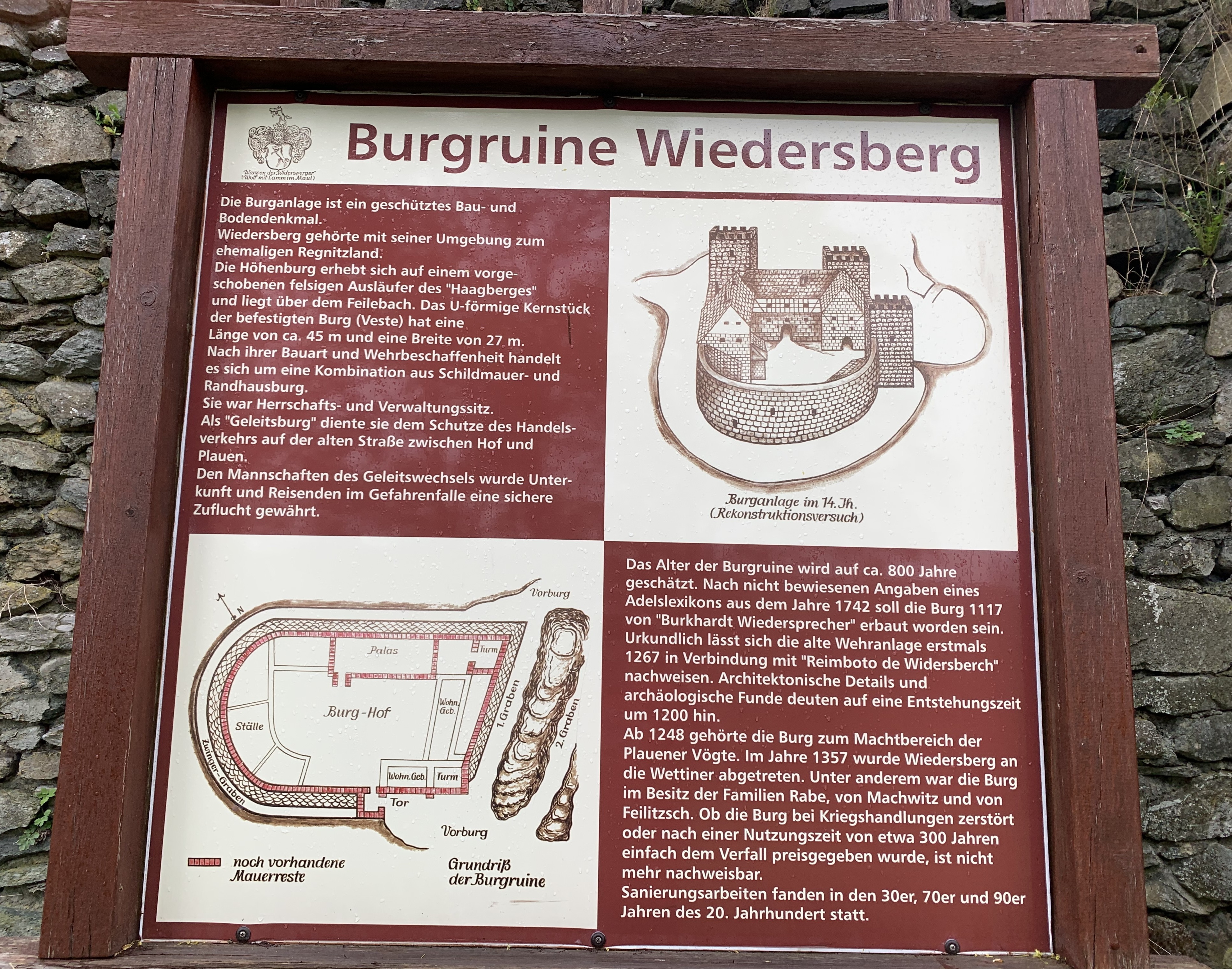 Informationstafel zur Burgruine Wiedersberg mit Zeichnung und Grundriss