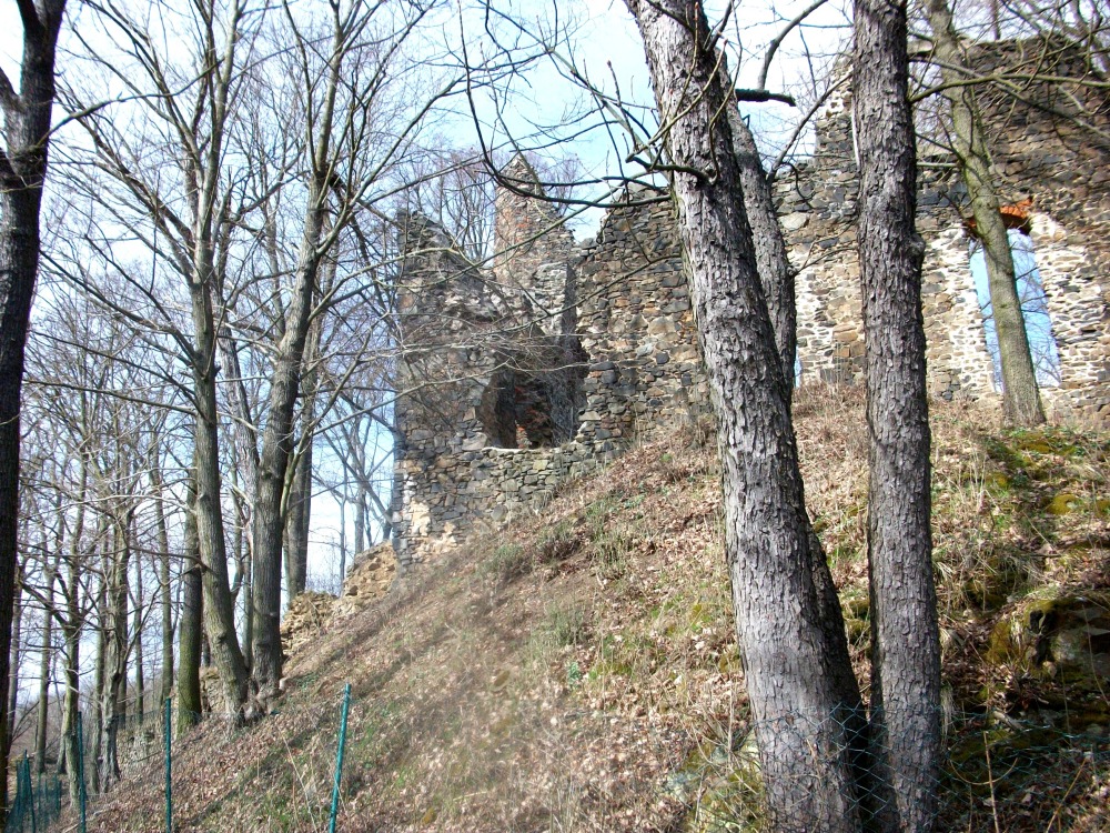 Die Burg wurde direkt am Hang errichtet.