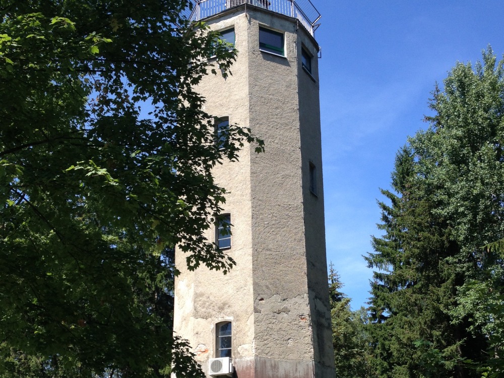 Aussichtsturm inmitten von Bumen