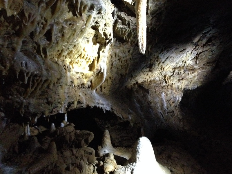 Tropfsteine (links) und Stalagtit (oben) und Stalagmit (unten)