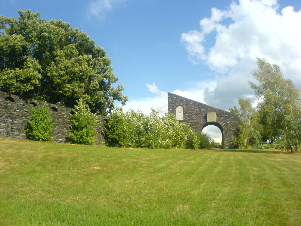 Ehrenmal Rodewisch von Weitem