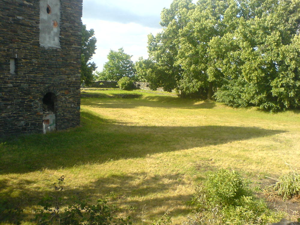 Ehrenmal Rodewisch oben - Ein Platz, Wiese