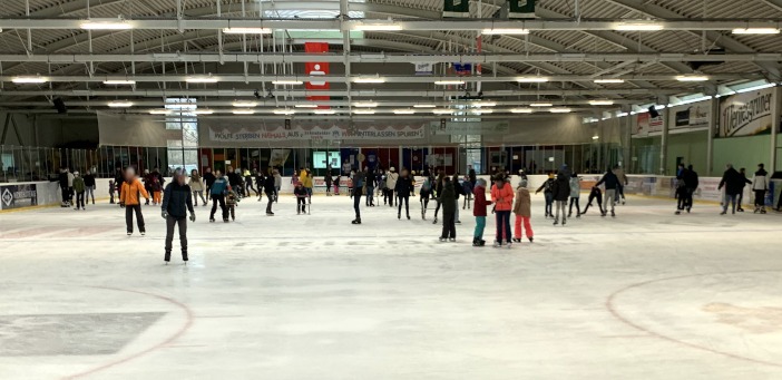 Schlittschuhlufer auf Eisbahn in Halle