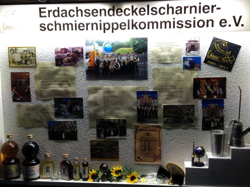 Aushang vom Verein Erdachsendeckelscharnierschmiernippelkommission e.V.