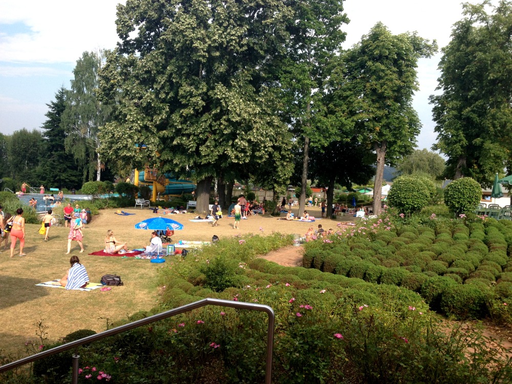 Blick vom Eingang auf den vorderen Liegebereich und Garten