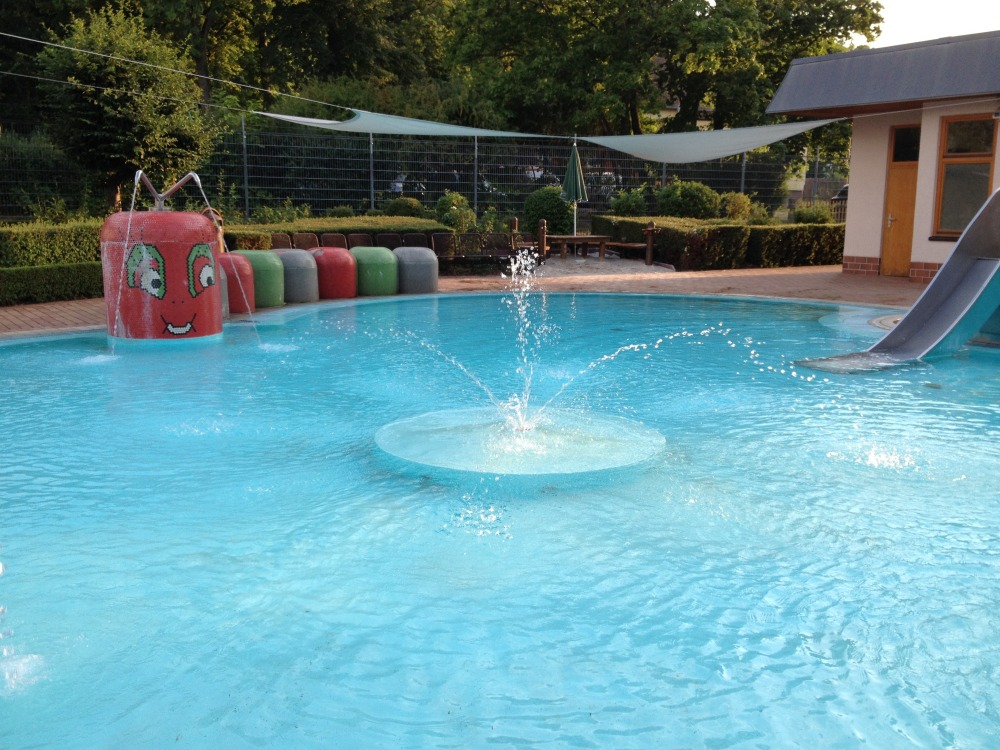 Planschbecken mit Kletterelementen, Wasserspiele und Rutsche ... ordnungsgem mit Sonnensegel vor der Sonne geschtzt