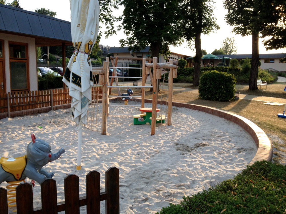 Sandkasten und Spielplatz am Abend