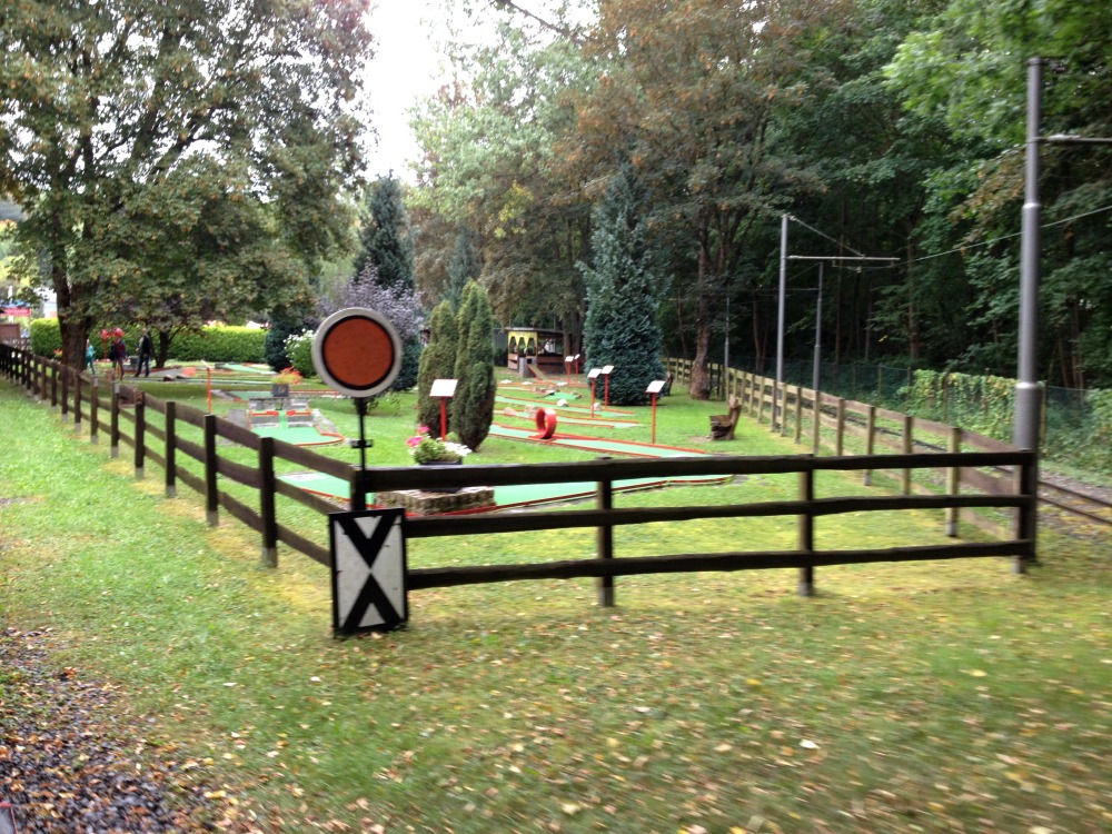 Blick von der Parkeisenbahn auf die Minigolfanlage