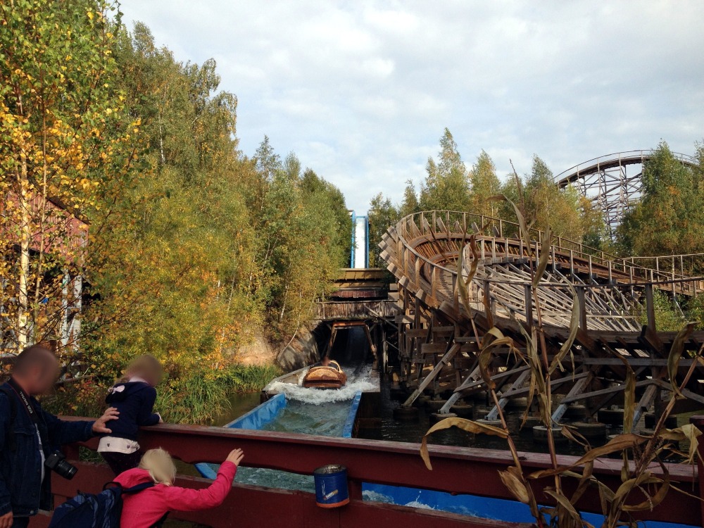 Wildwasserbahn und Holzachterbahn im Wald