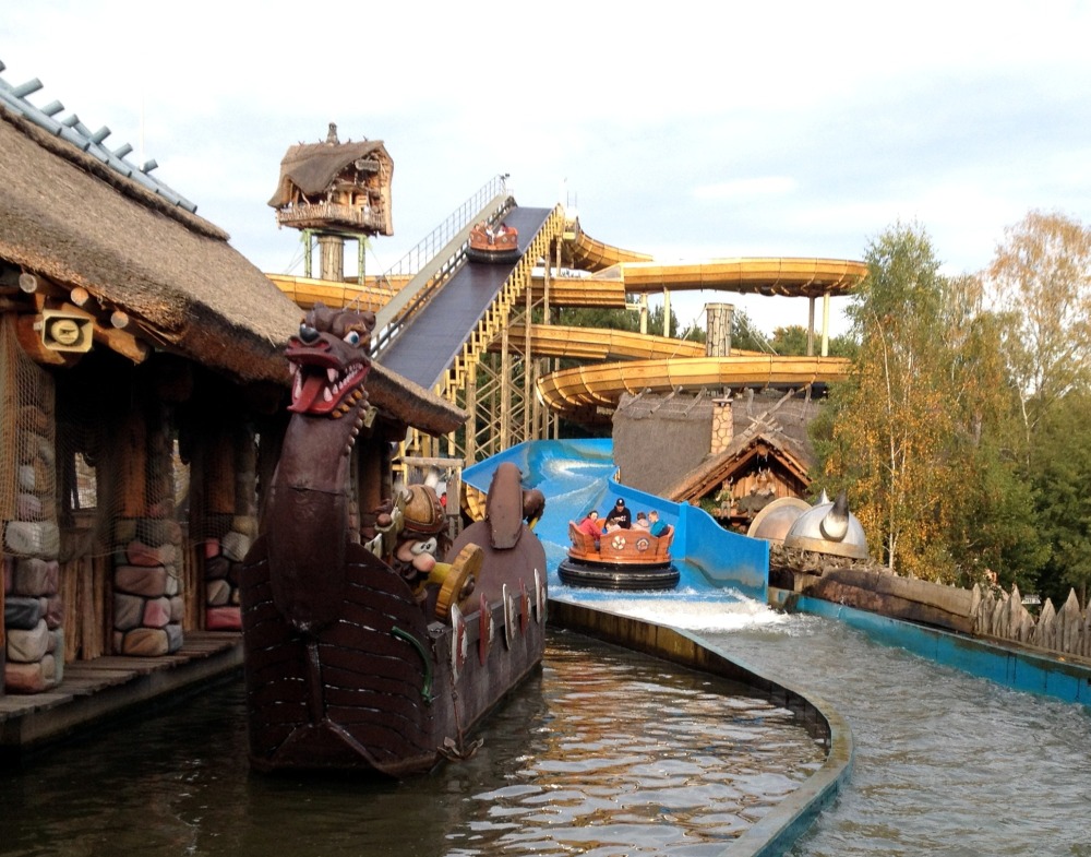 Drehende Boote in der Wasserbahn