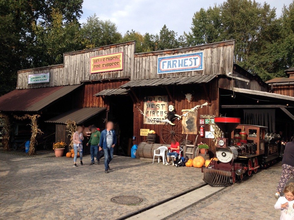 Westerhaus mit Bahnhof, Autoscooter und Bullen-Reiten