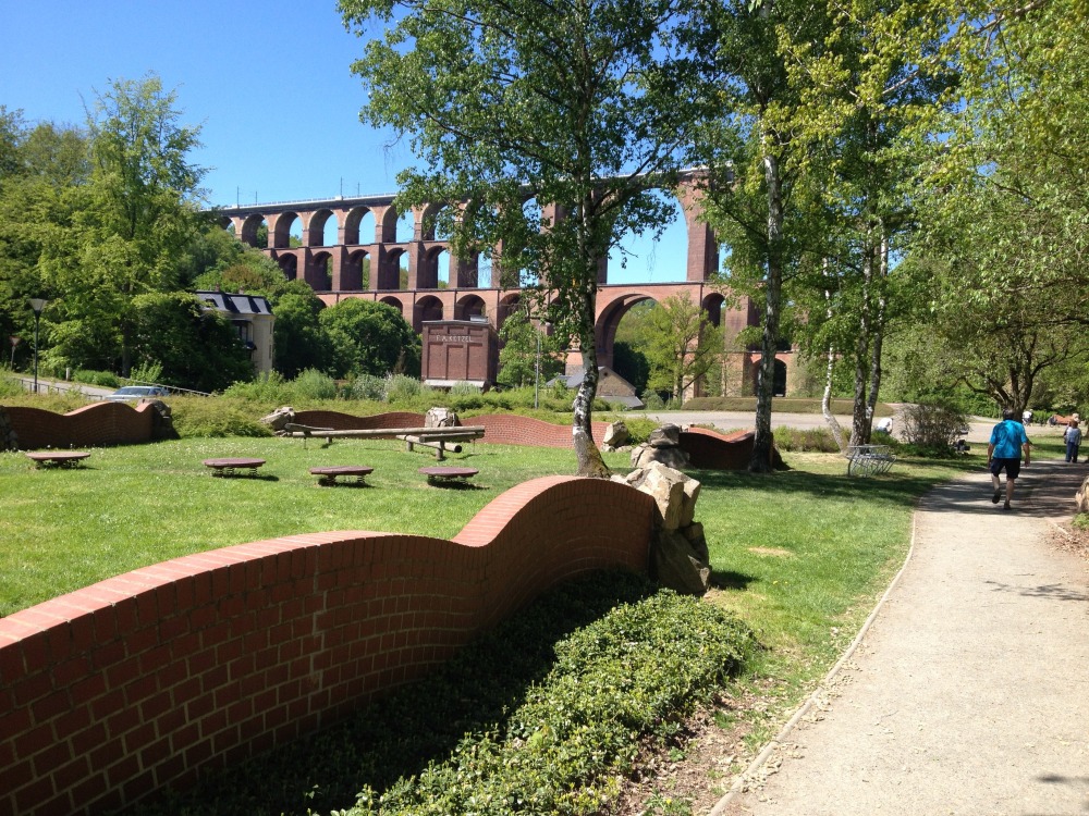 Spielplatz mit Birkenbumen. Im Hintergrund die Gltzschtalbrcke