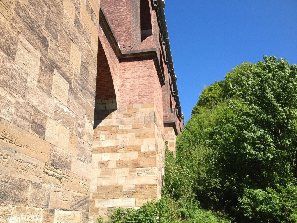 Vor der Gltzschtalbrcke: Blick seitlich nach oben