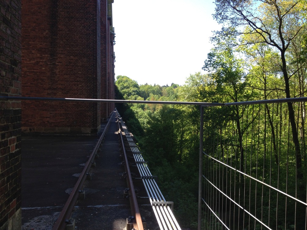 Schiene an Brücke für Wartungsarbeiten auf mittlerer Höhe