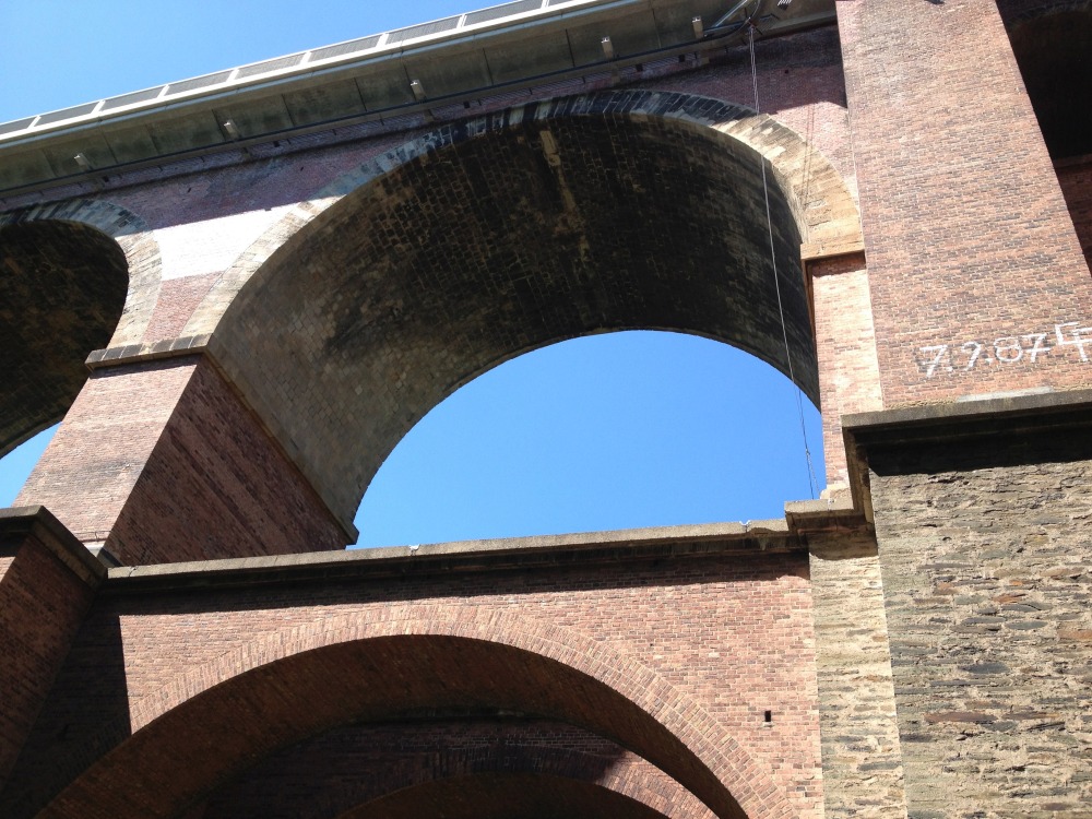 Rundbogen der Gltzschtalbrcke. Schwarz an der Unterseite