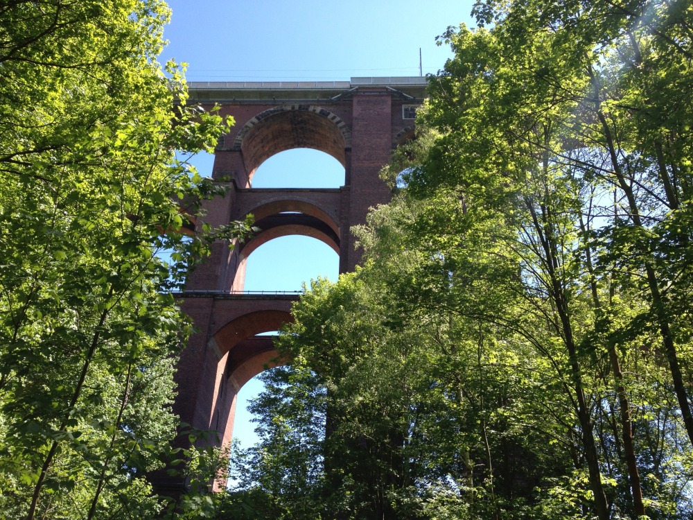 Lichtung mit Blick auf drei bereinander stehende Torbgen der Gltzschtalbrcke