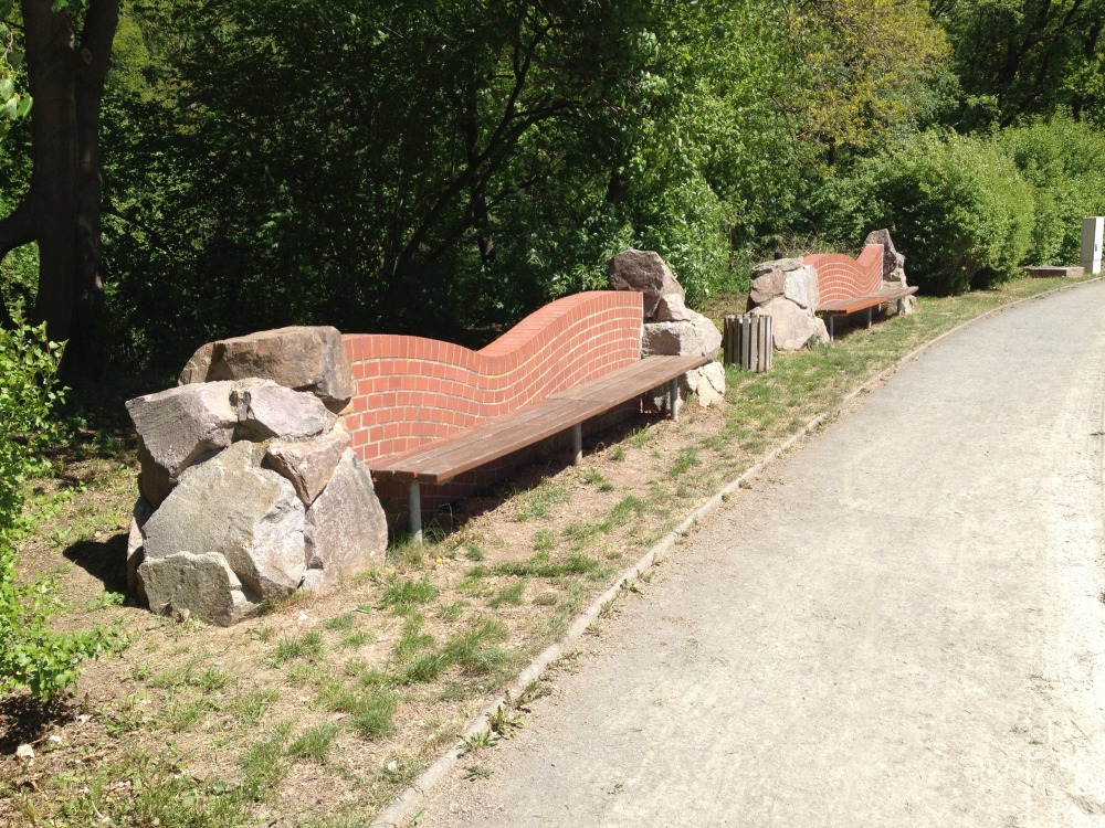 Sitzgelegenheiten mit Ziegelstein-Lehne