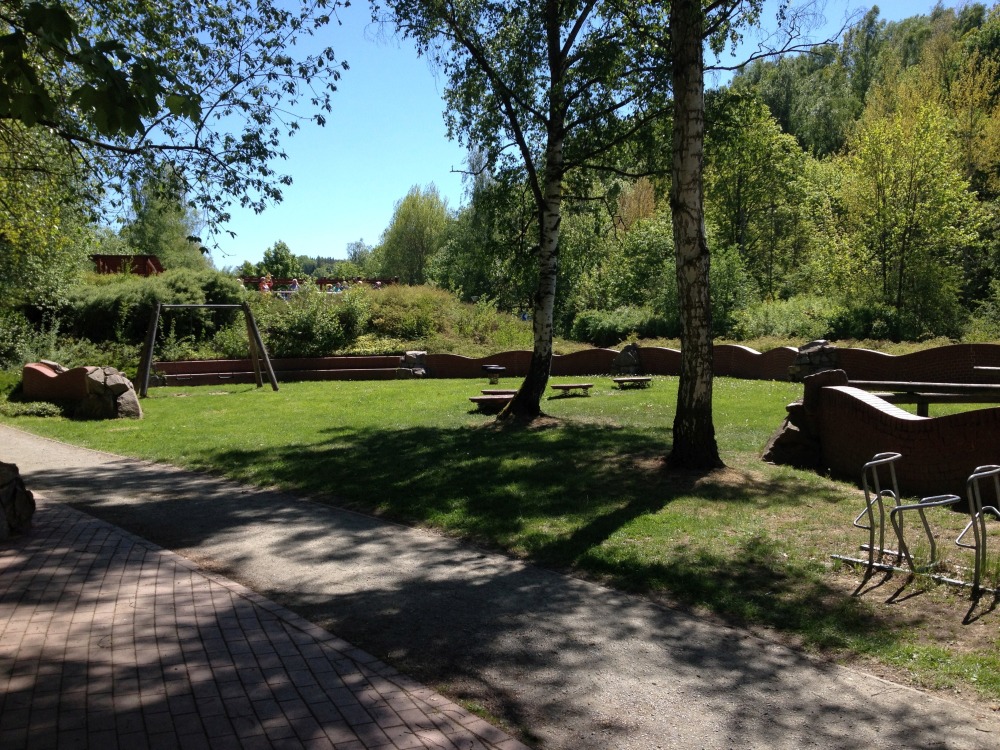 Touristengruppe auf Aussichtsplattform hinter Spielplatz betrachtet die Gltzschtalbrcke