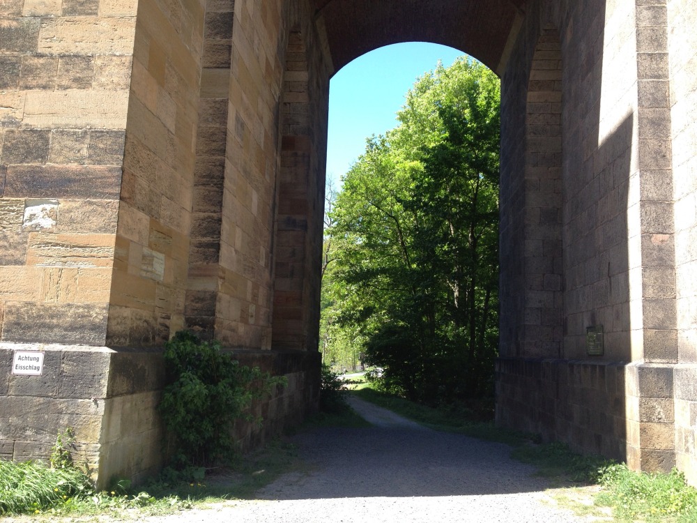 Fuweg ganz unten im Tal durch Brcke