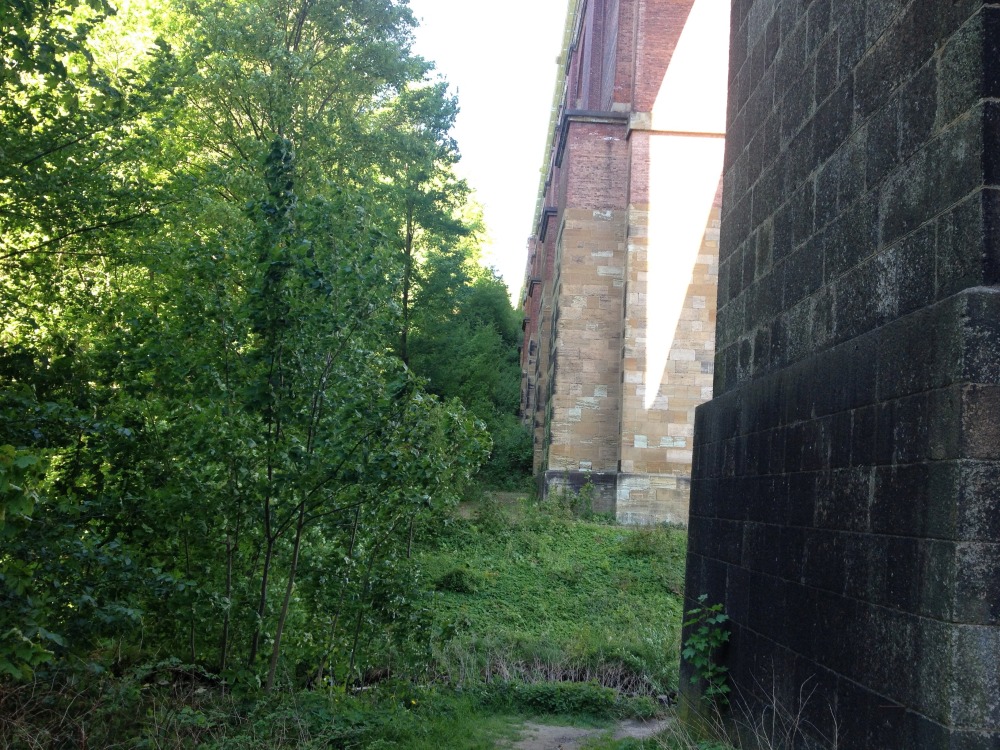 Unmittelbar vor der Gltzschtalbrcke mit Blick zur Seite