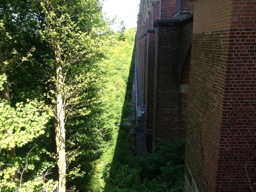 Blick von oben an der Seite der Gltzschtalbrcke herab nach unten