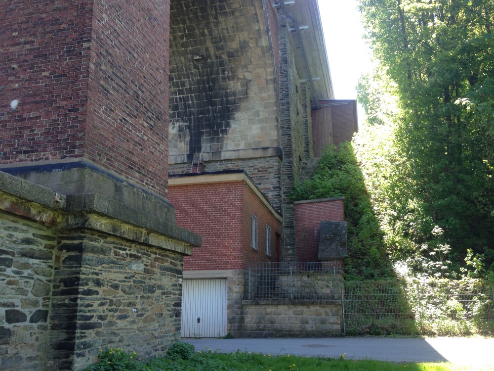 Strae durch den grten unteren Bogen der Gltzschtalbrcke