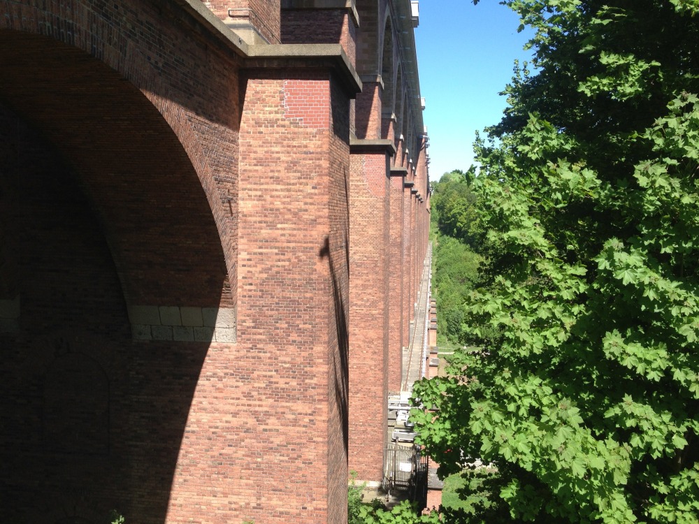 Blick von der Seite auf mittlerer Hhe lngs der Glltzschtalbrcke