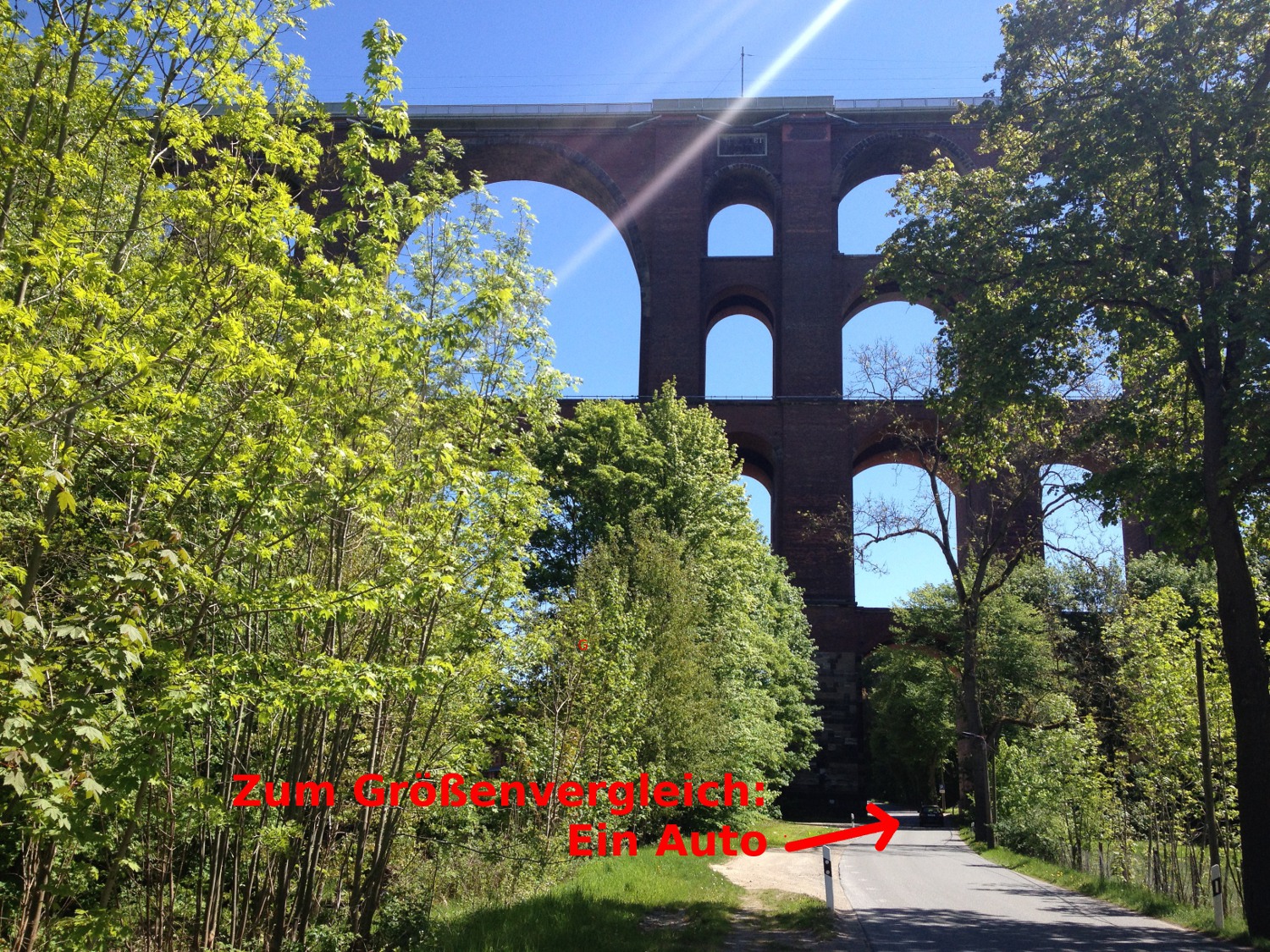 Bumme vor der Gltzschtalbrcke mit Grenverhltnis zu einem Auto