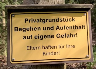 Hinweisschild: Privatgrundstck Begehen und Aufenthalt auf eigene Gefahr! Eltern haften fr Ihre Kinder!