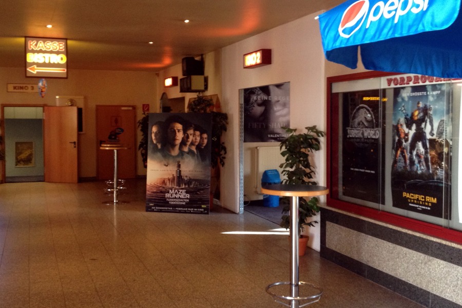 Eingangshalle vom Kino mit Plakaten und Postern